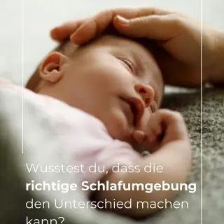 🥵Eine zu hohe Raumtemperatur kann das Einschlafen hinauszögern und häufigeres Erwachen fördern, achte darauf, dass die Temperatur am Schlafplatz ca. 16 – 18 Grad beträgt.

📐Dein Kind sollte ca. 80cm waagerecht Platz auf der Liegefläche haben.

👂🏻Viele und insbesondere jüngere Kinder reagieren sensibel auf Geräusche. 

🌚Tageslicht erschwert die Ausschüttung von Melatonin, weshalb du morgens und abends das Schlafzimmer bestenfalls komplett abdunkelst. So kommen viele Kinder besser zur Ruhe.

🛏️Oft haben Eltern die Erwartung an ihr Baby, dass es möglichst früh selbständig ein- und durchschlafen kann. Viele Babys brauchen aber Nähe und Körperkontakt, um sich beim (ein)schlafen sicher zu fühlen. Genauso kann es aber umgekehrt sein – die Eltern möchten kuscheln, das Baby benötigt aber Freiraum zum schlafen. Achte hier auf die passende, sichere Schlafumgebung.
 
Zusätzlich können diese Bedürfnisse deines Kindes das (Ein)schlafen erschweren:
🦷Schmerzen
💩Volle Windel oder Ausscheidungsbedürfnis
🥑Hunger/Durst
🎢Verarbeiten des Tages
⏰Noch nicht oder schon zu müde
💔Trennungsangst
 
💕Melde dich gerne, wenn du Hilfe zur Erleichterung eurer Schlafsituation benötigst!