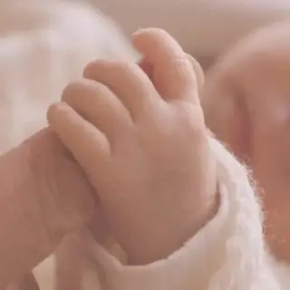 Vielleicht schläft dein Baby gerade anders. Es ist häufiger wach oder unruhiger. Du fragst dich: Was ist los?

Die Antwort ist nicht: Schlafregression.❌ 

Der Begriff geistert durch Elternforen und Social Media - doch wusstest du, dass es keine wissenschaftliche Grundlage für die sogenannte „Schlafregression“ gibt? 💡

Regression bedeutet zudem „Rückschritt“. Doch das Gegenteil ist der Fall:

✅ Dein Baby macht vor allem in den ersten Lebensjahren riesige Entwicklungssprünge.
✅ Sein Gehirn arbeitet auf Hochtouren.
✅ Es verarbeitet, verbindet, vernetzt.

Und das zeigt sich oft im Schlaf!

❤️ Schlafen ist keine Fähigkeit, die man lernt, sondern ein Prozess, den man begleitet.